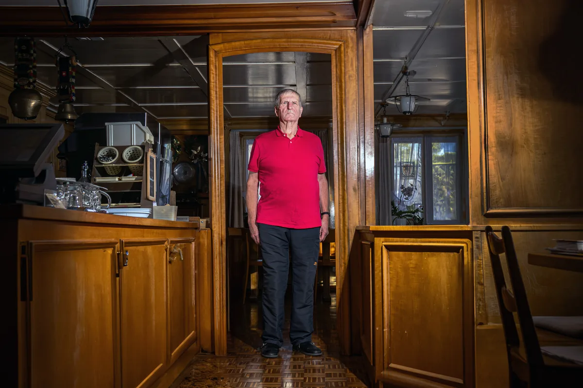 Peter Weber öffnet seinen Landgasthof Krone nur noch sporadisch: beispielsweise für Versammlungen oder für das Theater Russikon. (Archiv) Porträt von Peter Weber, Wirt in der Krone Russikon. Er trägt ein rotes Polo und steht im altehrwürdigen Restaurant.